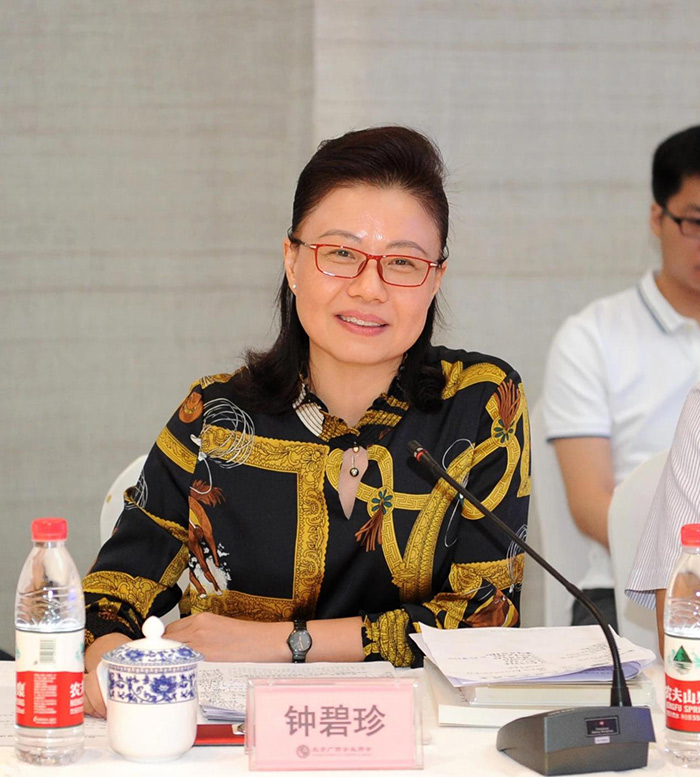 梧州市委常委、統(tǒng)戰(zhàn)部部長鐘碧珍發(fā)言